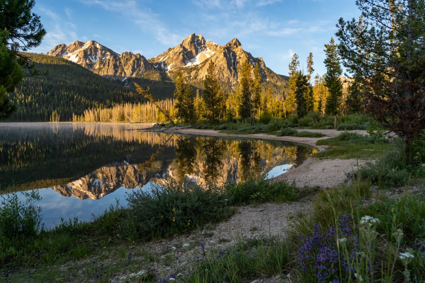 Idaho nature view of mountains and a lake.